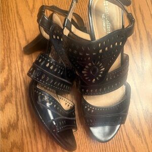 Size 10 like new Naturalizer sandals.